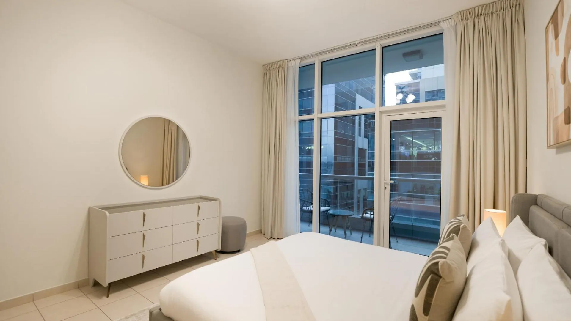 Easygo - Spacious Luxury1Br Apartment In Bay Square 9 Dubai